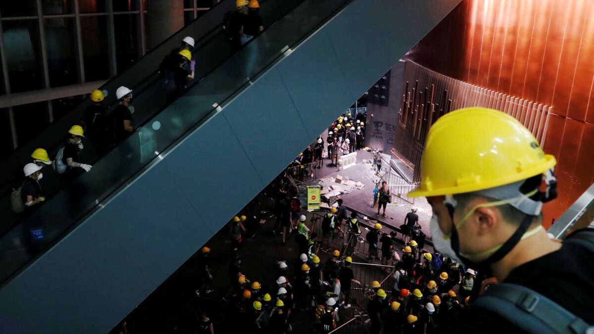 En menos de un minuto: El asalto al Parlamento de Hong Kong y el bloqueo en la UE