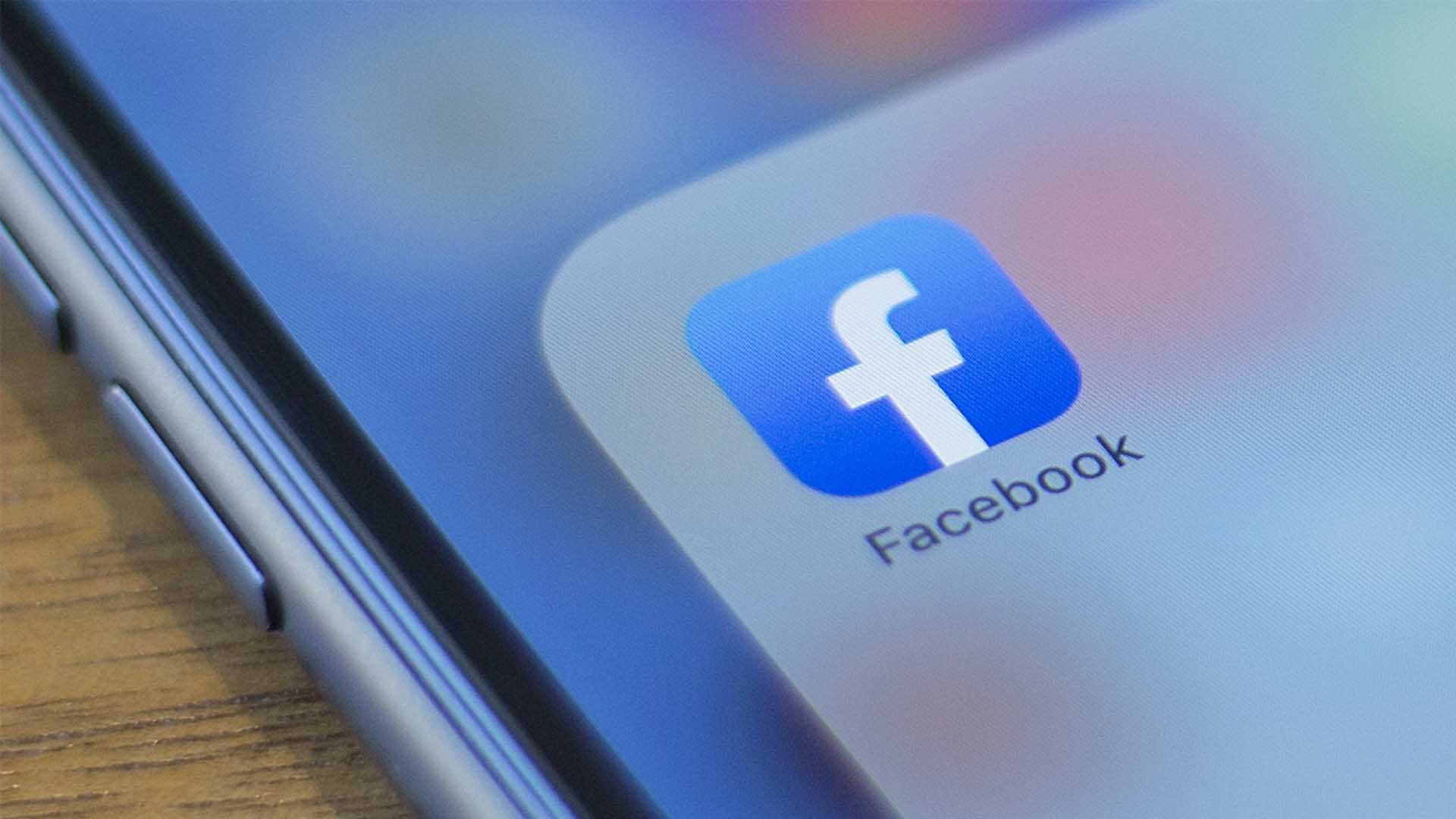 Facebook reconoce un fallo que permitió a niños chatear en grupos con extraños