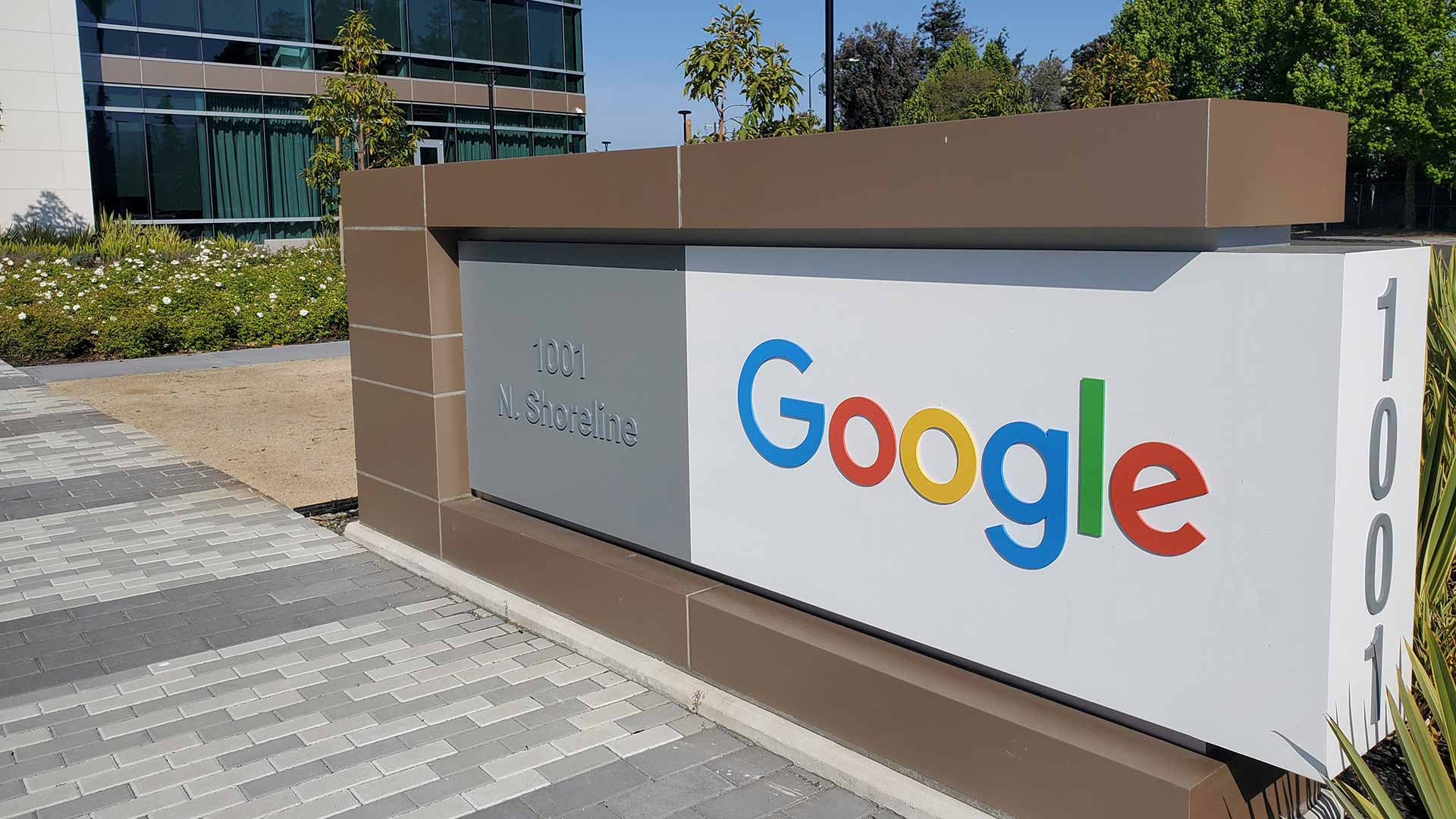 Google admite que sus empleados escuchan el 0,2% de las conversaciones con el asistente virtual