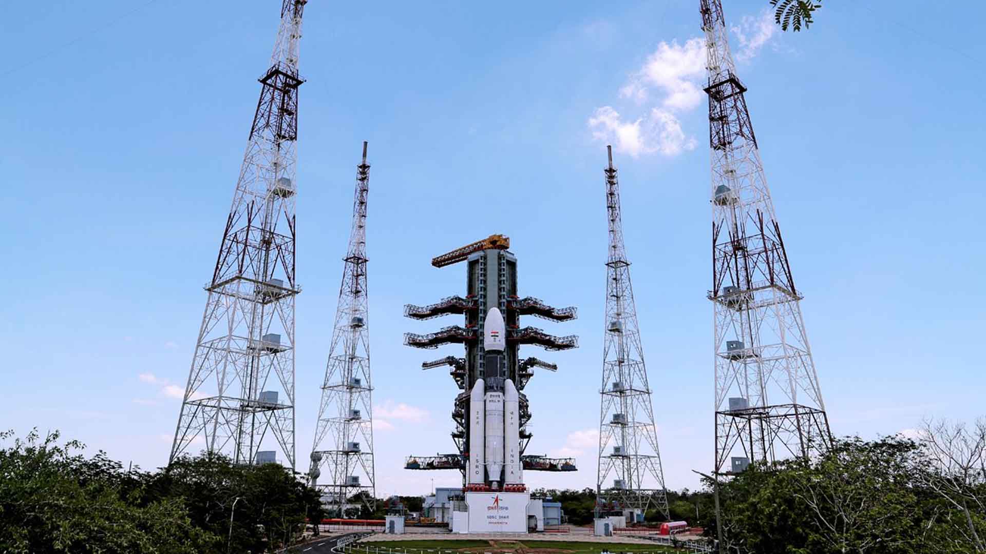 India lanza con éxito su misión al inexplorado polo sur de la Luna
