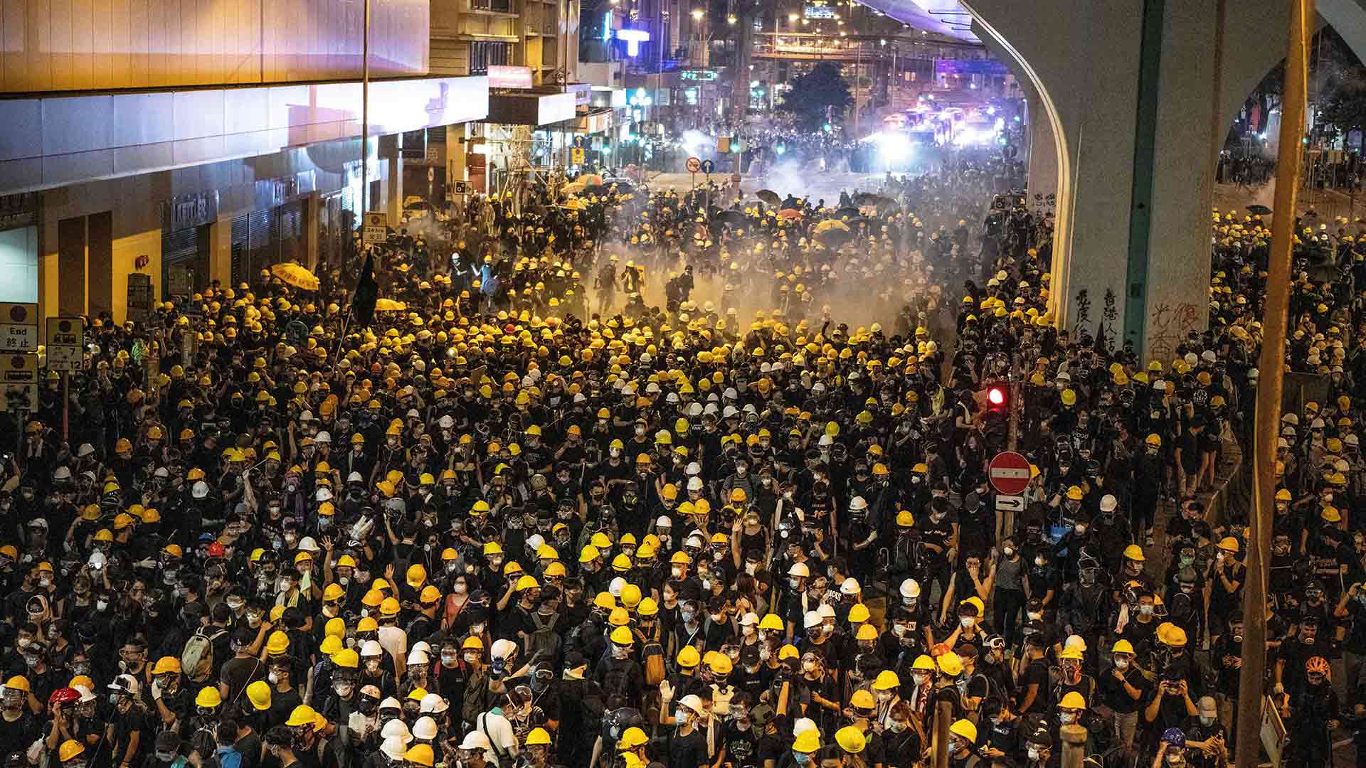 La Policía y los manifestantes en Hong Kong se enfrentan en una gran marcha por la democracia