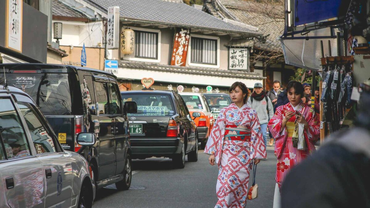 Los japoneses alquilan coches para trabajar, dormir o comer