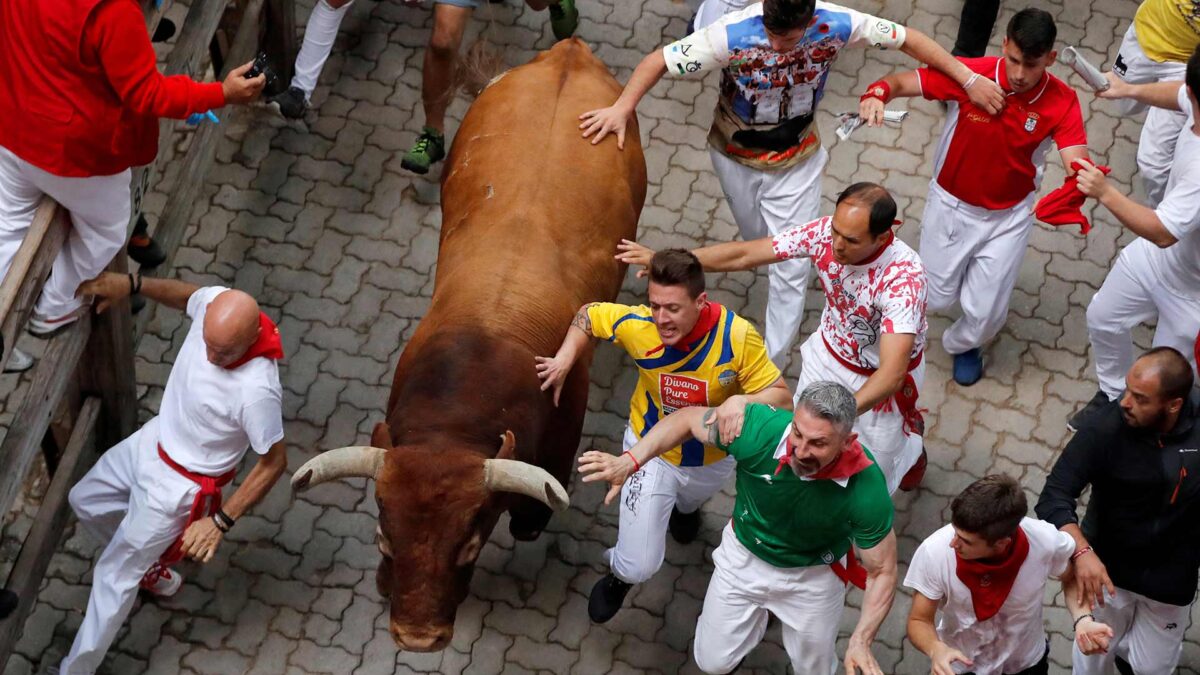 Los toros de Miura protagonizan el último encierro de los Sanfermines, con tres heridos por asta