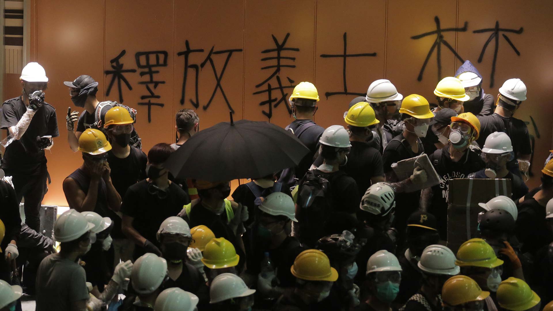 La Policía de Hong Kong lanza gas lacrimógeno a los manifestantes junto al Parlamento