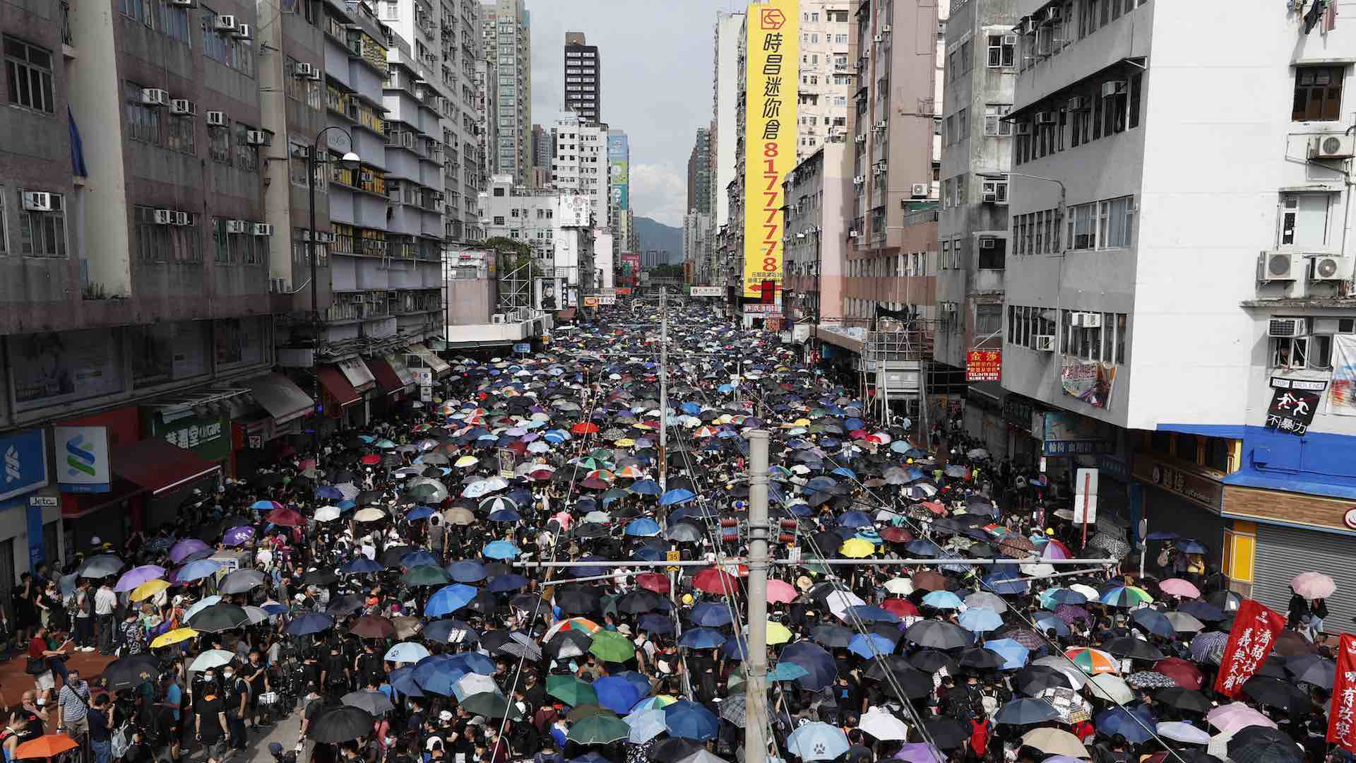 Miles de personas desoyen la prohibición policial en una nueva protesta en Hong Kong