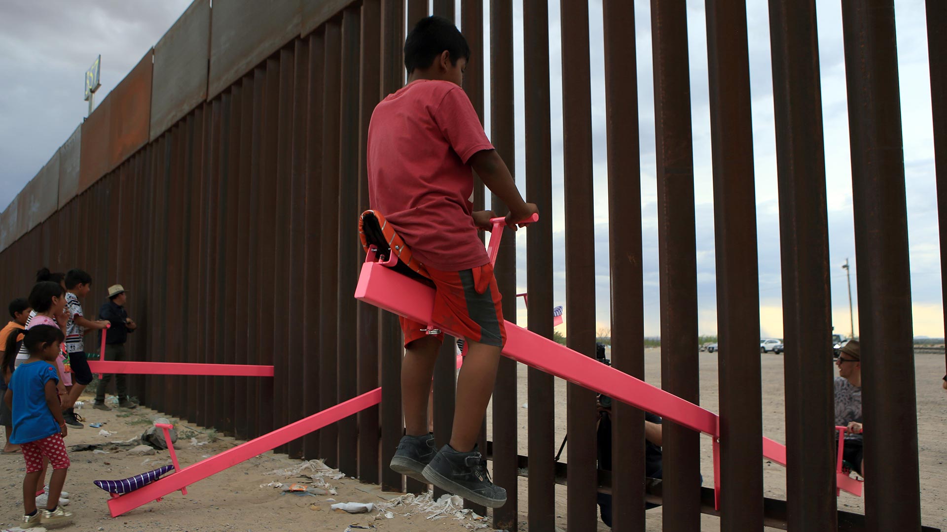 Colocan balancines en la frontera entre México y EEUU para que los niños jueguen