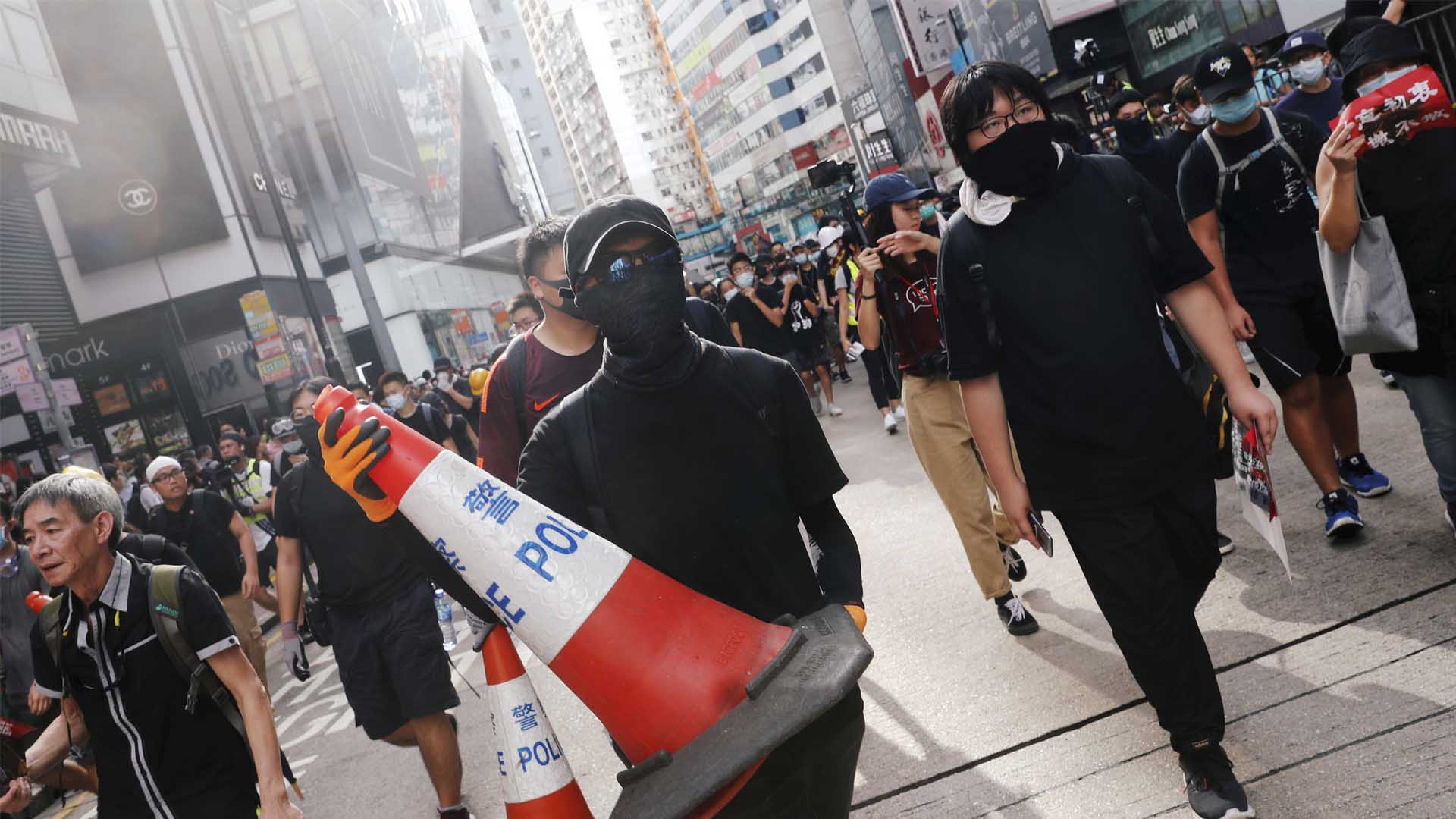Nueva protesta multitudinaria en Hong Kong tras una jornada de enfrentamientos con la Policía