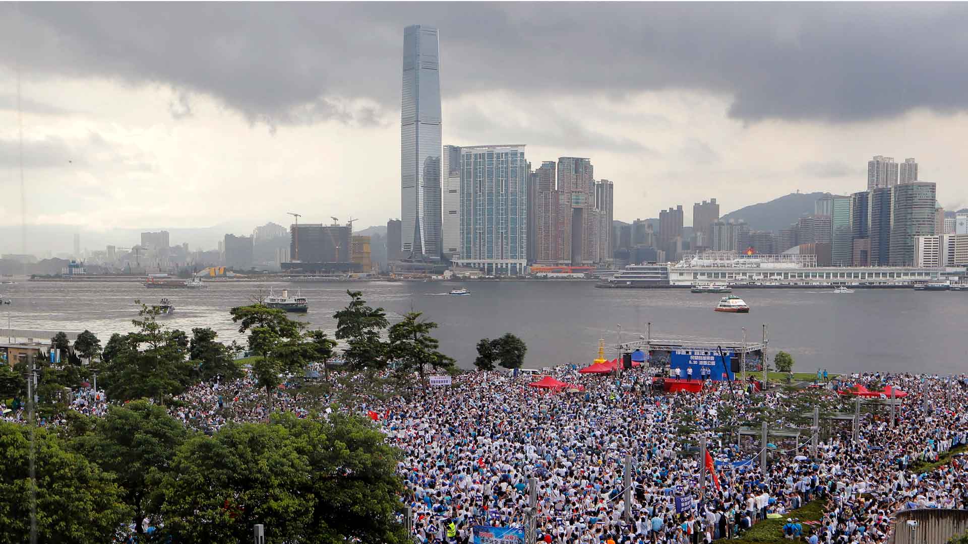 Enfrentamientos entre Policía y manifestantes en Hong Kong en el aniversario del traspaso de su soberanía