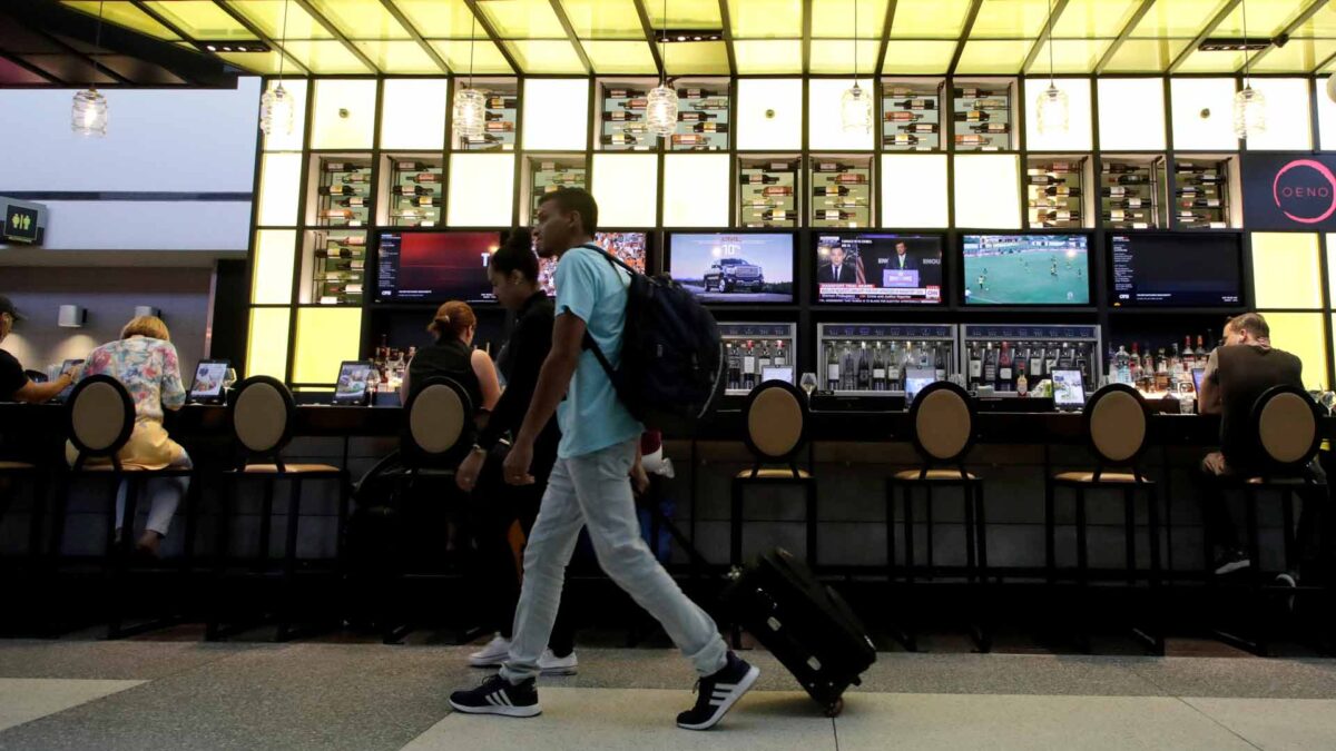 ¿Por qué la comida de los aeropuertos es tan cara?