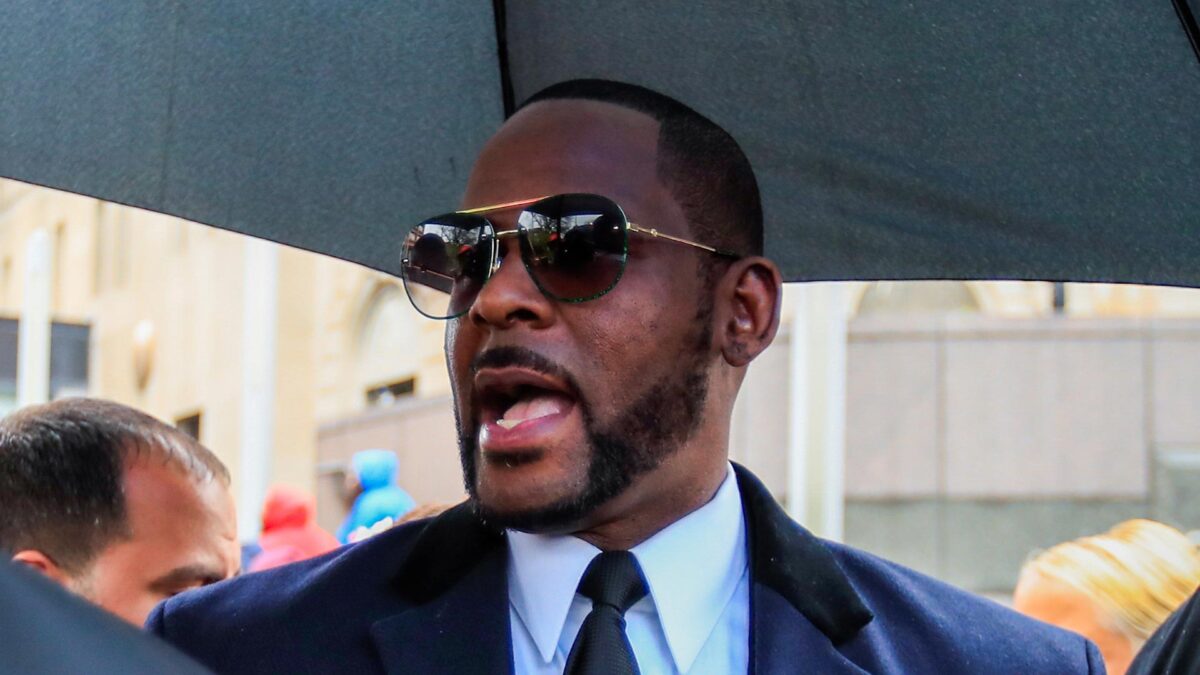 R. Kelly, sin fianza a la espera de juicio por explotación sexual de menores