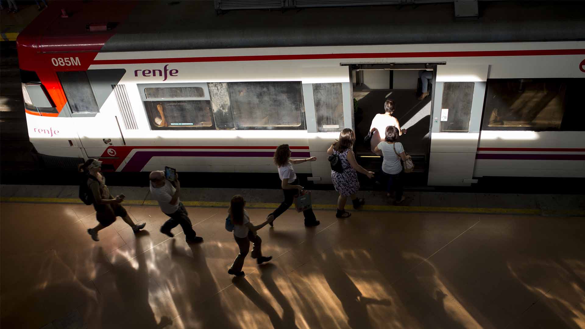 Испанские поезда Renfe. Остановился поезд. Поезда Renfe в Испании. Машинист остановил поезд.