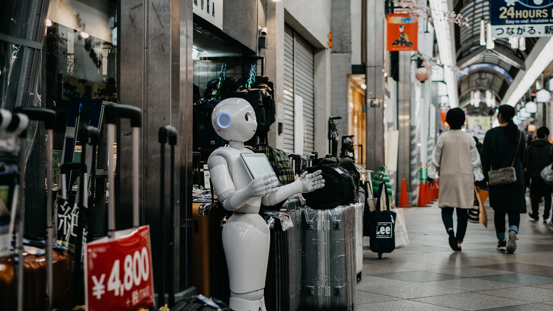 Robot en un centro comercial en Kyoto | Fuente: Lukas | Unsplash
