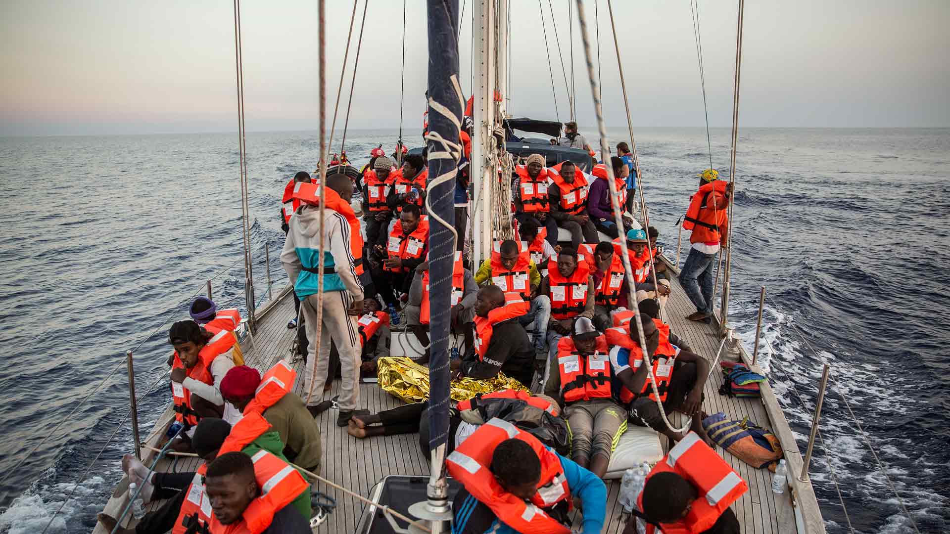 Salvini prohíbe el desembarco de 140 migrantes si otros países europeos no colaboran en su distribución