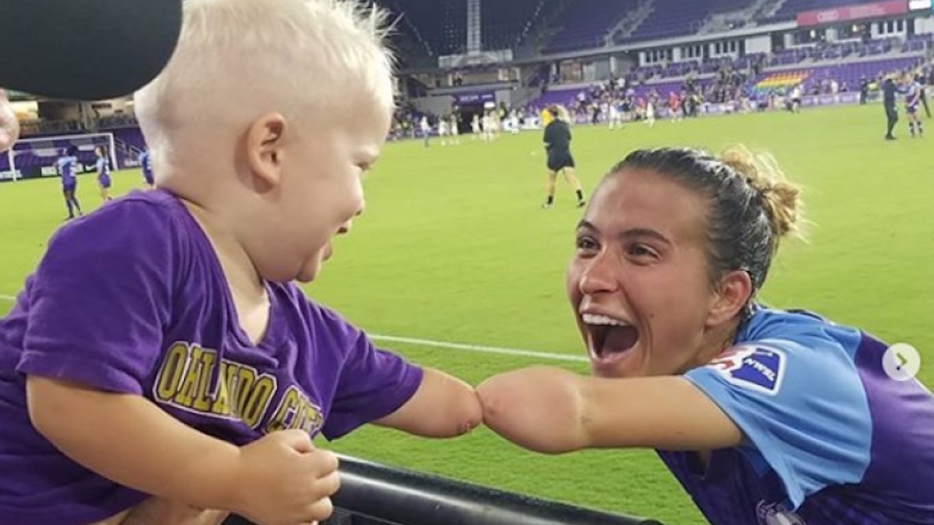 El entrañable saludo entre una futbolista y un bebé sin antebrazo
