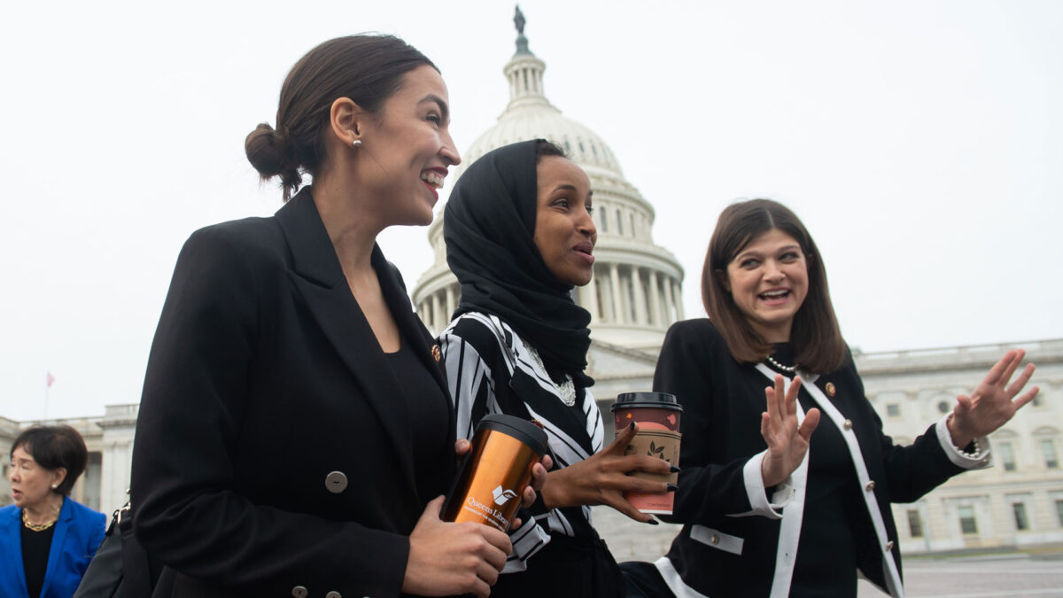 Trump carga con comentarios racistas contra congresistas demócratas