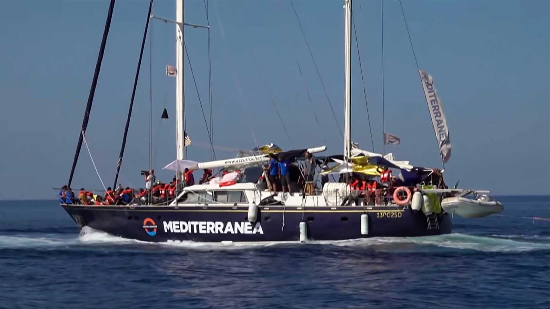 Un barco con 41 migrantes a bordo desafía a Salvini y llega a la isla italiana de Lampedusa