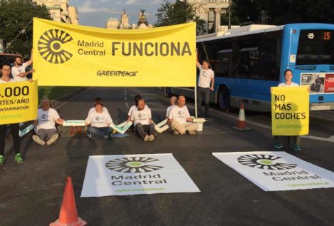 Un grupo de activistas de Greenpeace corta el acceso al tráfico a Madrid Central