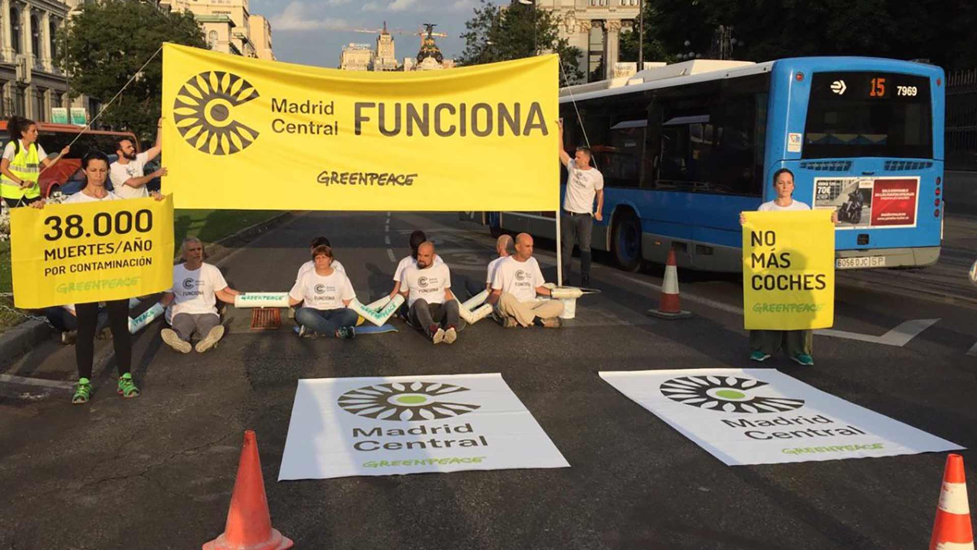 Un grupo de activistas de Greenpeace corta el acceso al tráfico a Madrid Central