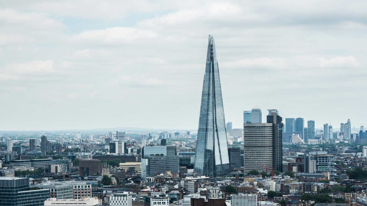 Un hombre escala el rascacielos más alto de Londres