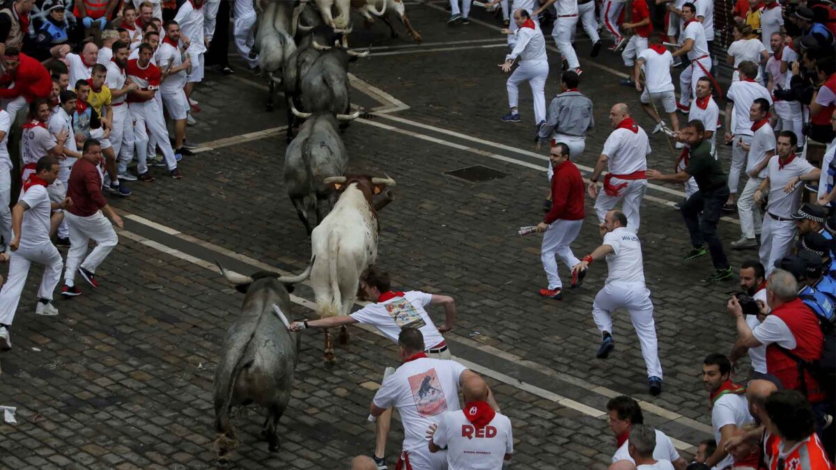 Un rápido tercer encierro de Sanfermines deja dos heridos por contusiones