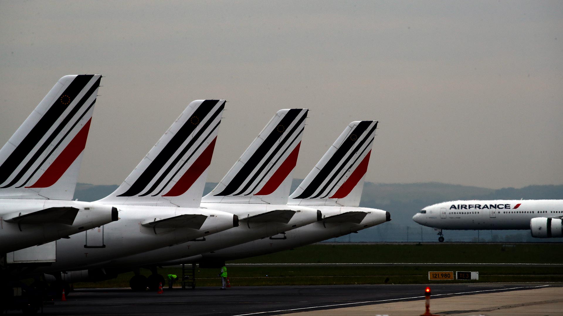 Francia aplicará un impuesto "verde" a los billetes de avión