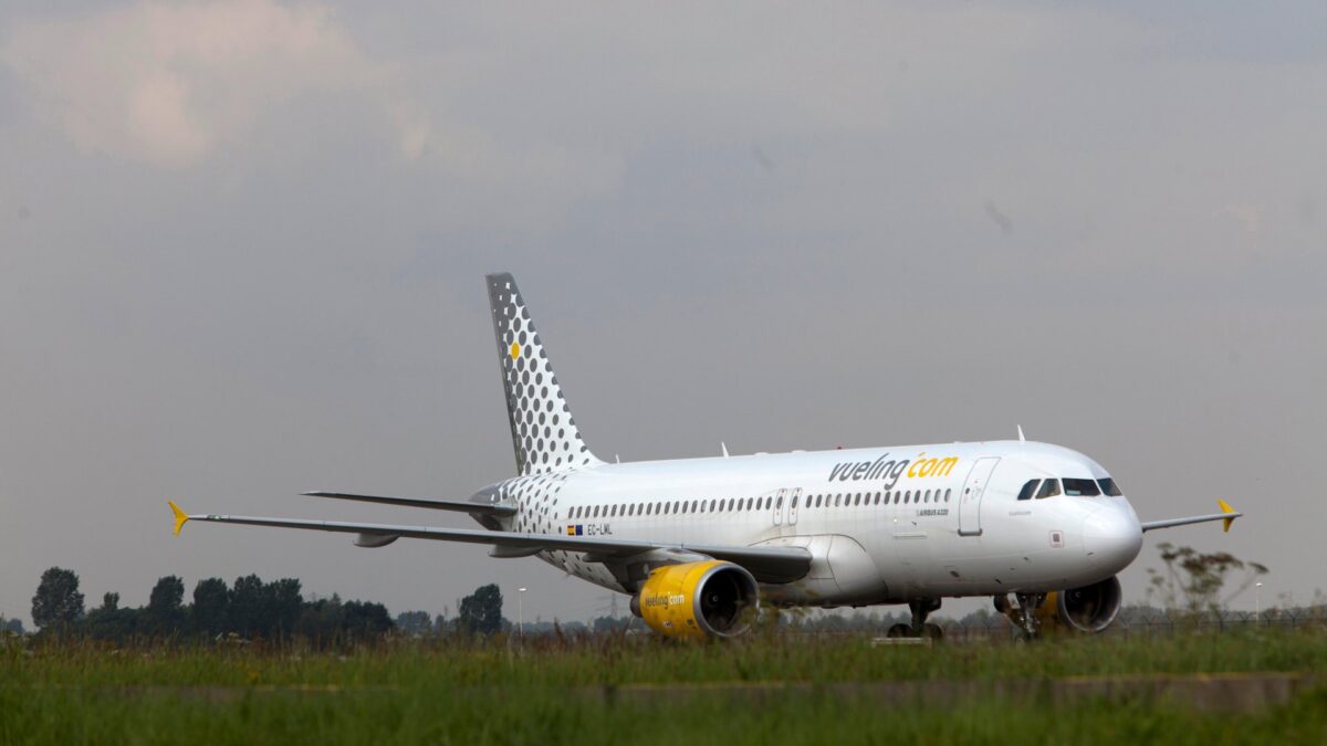 Vueling niega el paso al avión a una mujer por vestir un body