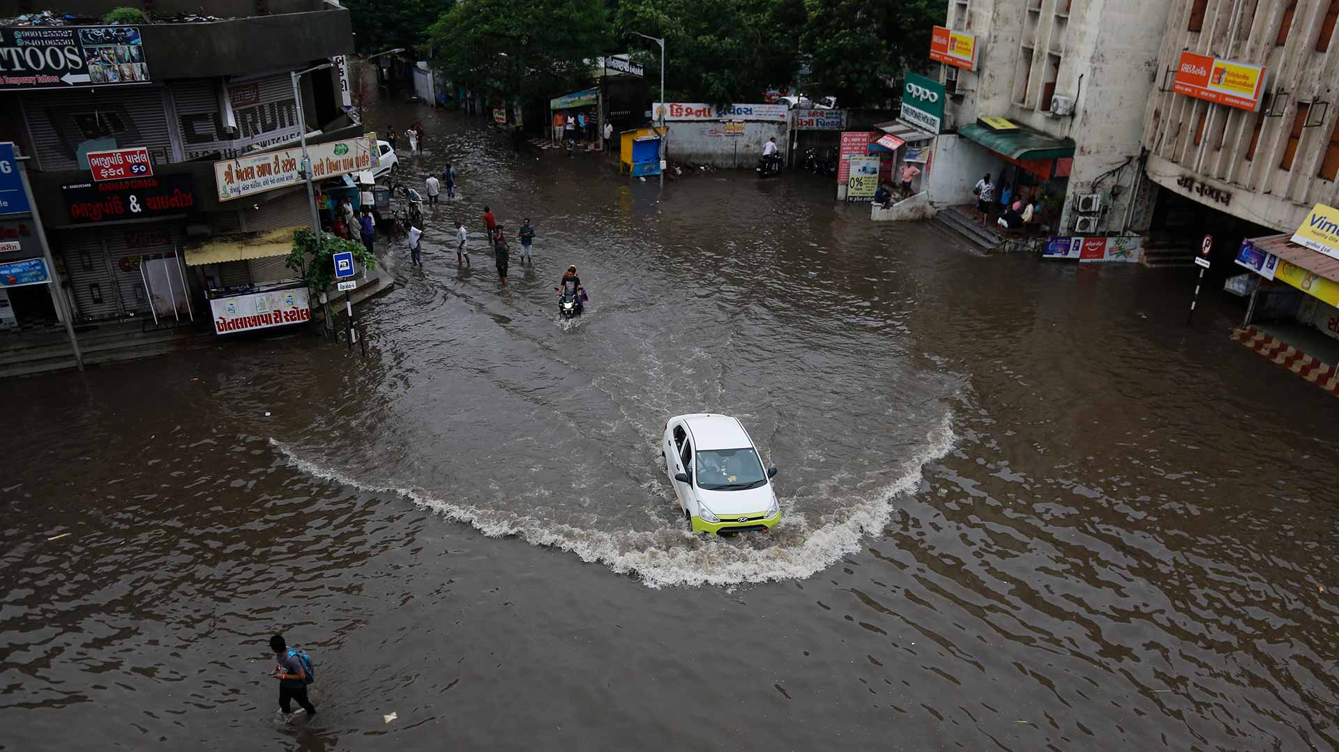 Al menos 244 muertos por el monzón en India, que alerta de más inundaciones
