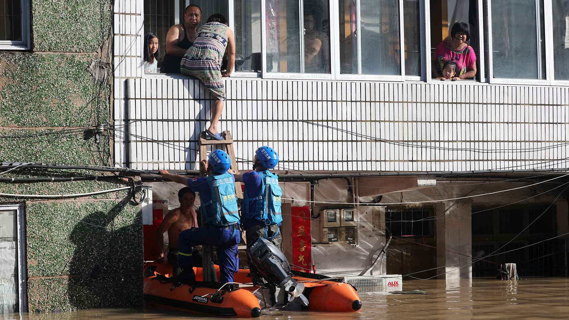 Al menos 44 muertos y 16 desaparecidos en China por el paso del tifón Lekima