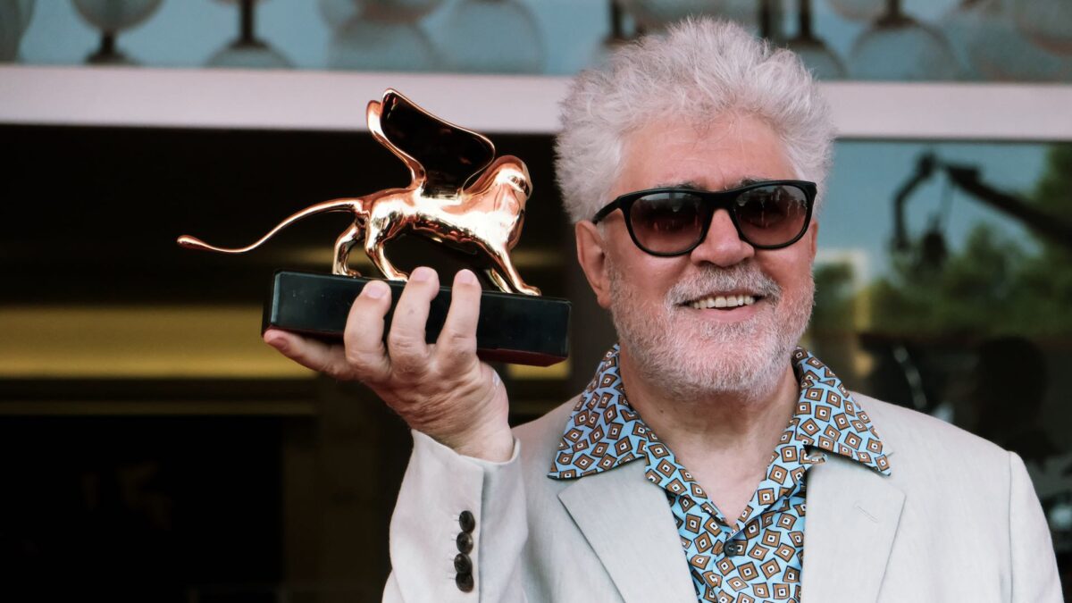 Almodóvar salda cuentas con el Festival de Venecia al recibir su León de Oro honorífico