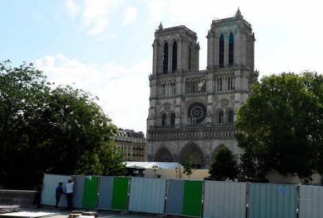 Caen piedras de la Catedral de Notre Dame, que corre el riesgo de derrumbarse