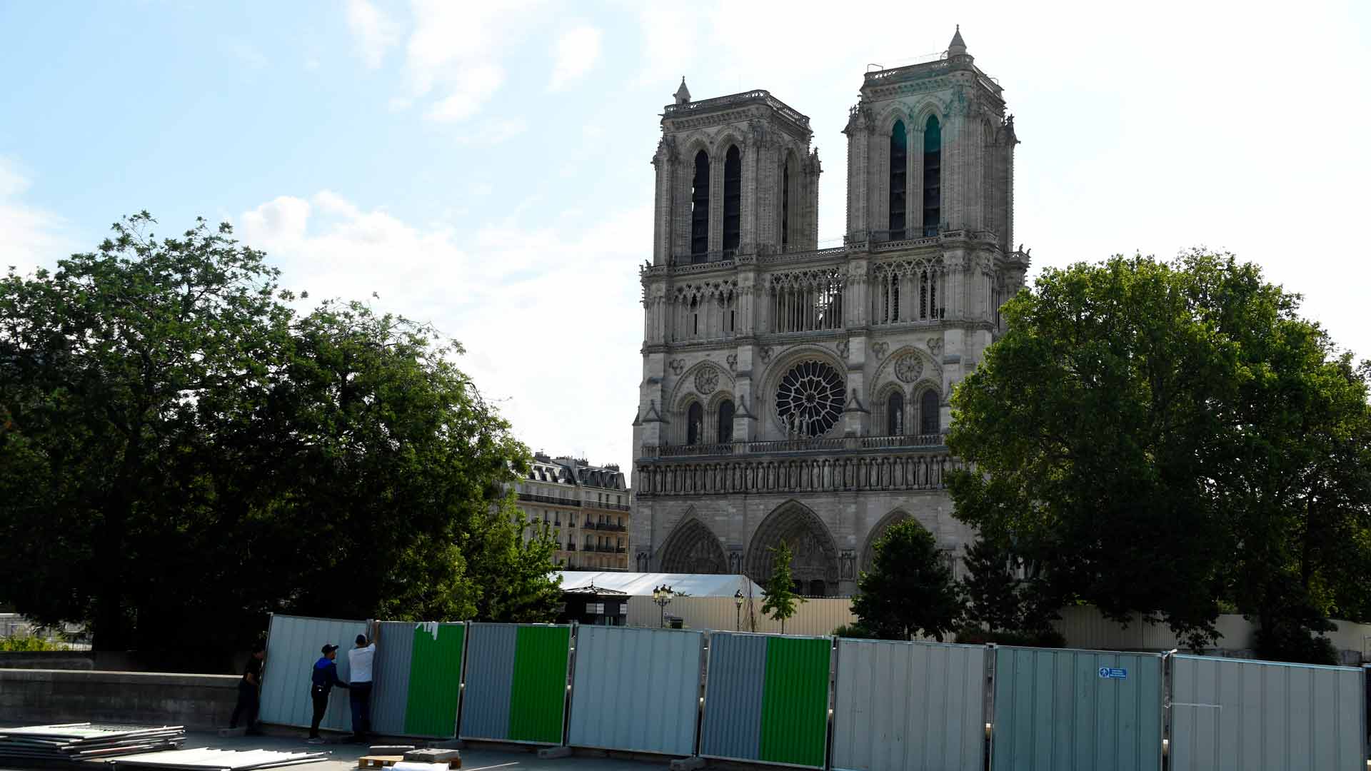 Caen piedras de la Catedral de Notre Dame, que corre el riesgo de derrumbarse