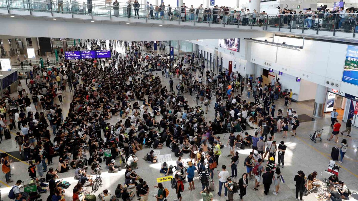 Cientos de manifestantes protagonizan una sentada en el aeropuerto de Hong Kong