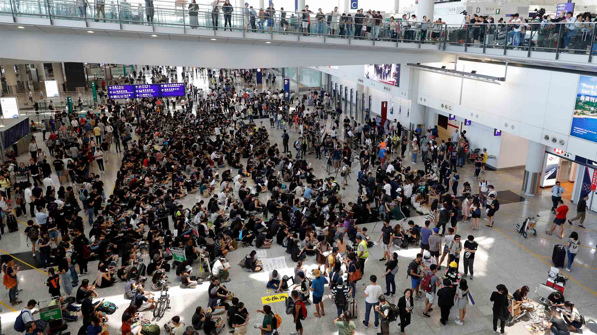 Cientos de manifestantes protagonizan una sentada en el aeropuerto de Hong Kong