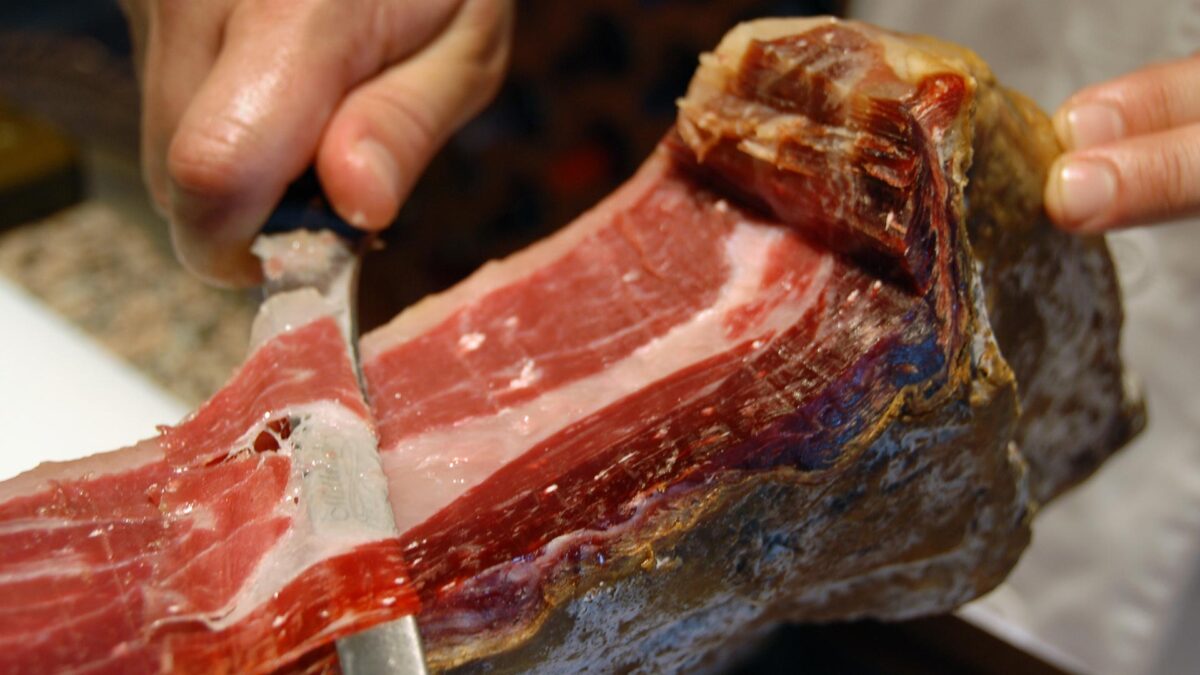 Denunciada una gran empresa de ibéricos por anunciar jamón polaco como granadino