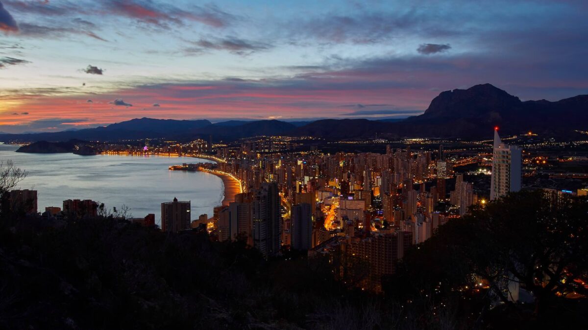 Detenidos cinco franceses en Benidorm por una presunta agresión sexual en grupo a una noruega