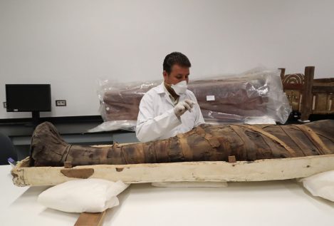 Egipto muestra al mundo la restauración del sarcófago dorado de Tutankamón