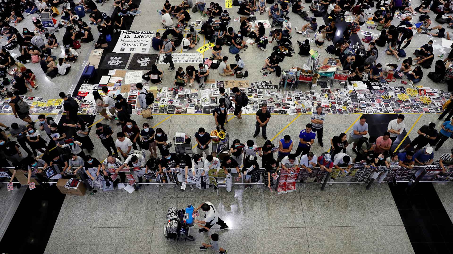 El aeropuerto de Hong Kong recupera la normalidad tras los enfrentamientos en las protestas