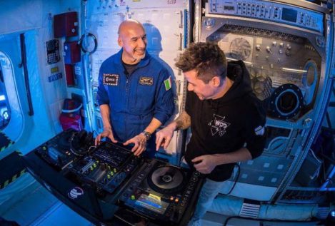 El astronauta Luca Parmitano hace historia al pinchar música por primera vez desde el espacio