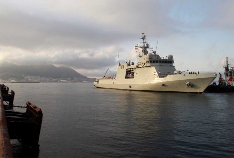 El buque Audaz de la Armada llega a Cádiz con 15 de los migrantes del Open Arms a bordo