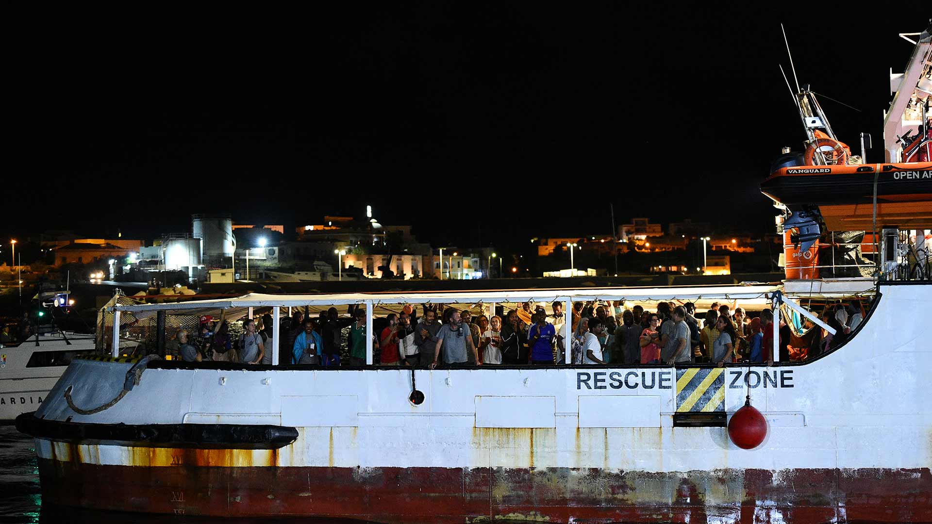 El buque Audaz de la Armada recogerá a 15 migrantes del Open Arms que acogerá España