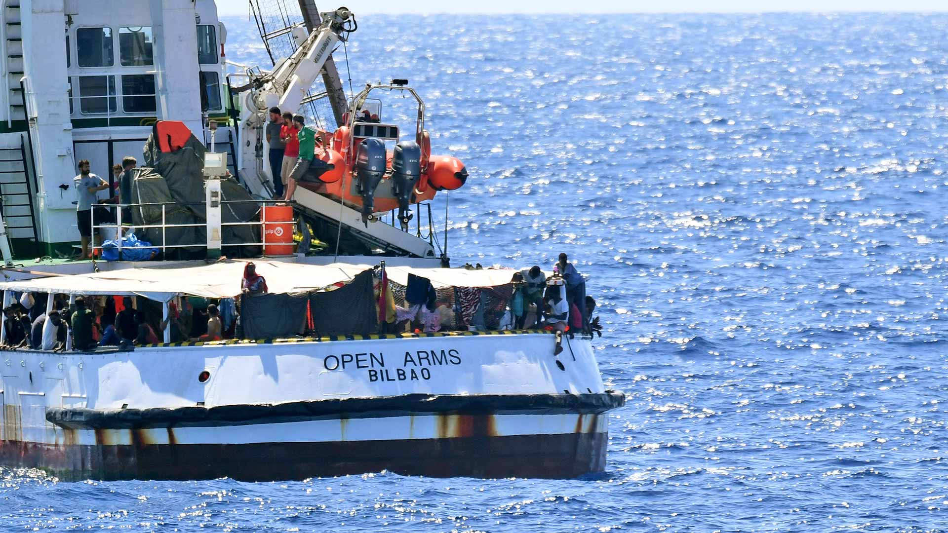 El Gobierno envía un buque de la Armada a Lampedusa para recoger a los migrantes del Open Arms