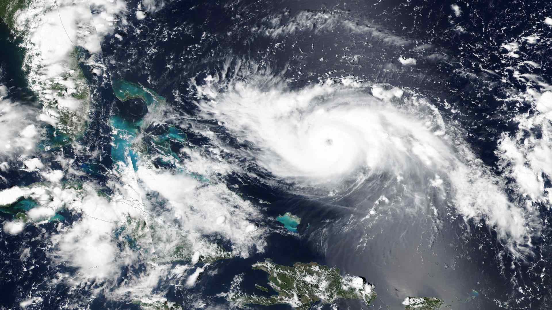 El huracán Dorian sube a categoría cuatro en su camino amenazante a Florida