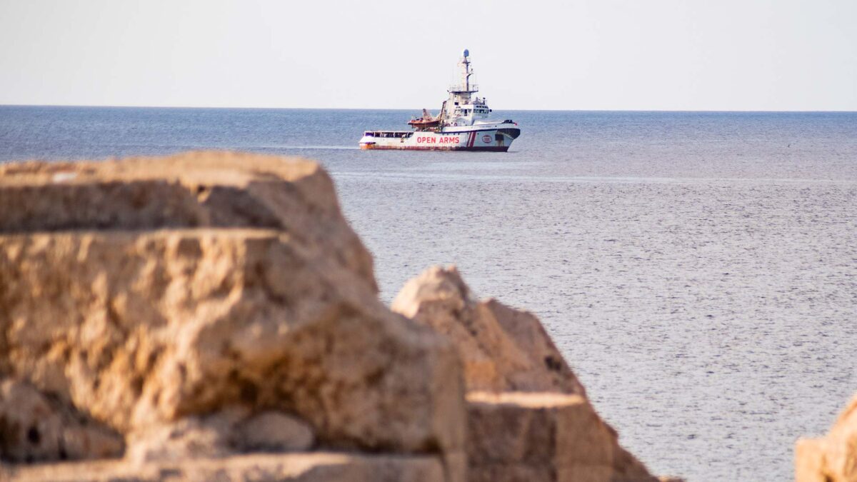 El Open Arms propone trasladar a los migrantes a España en avión