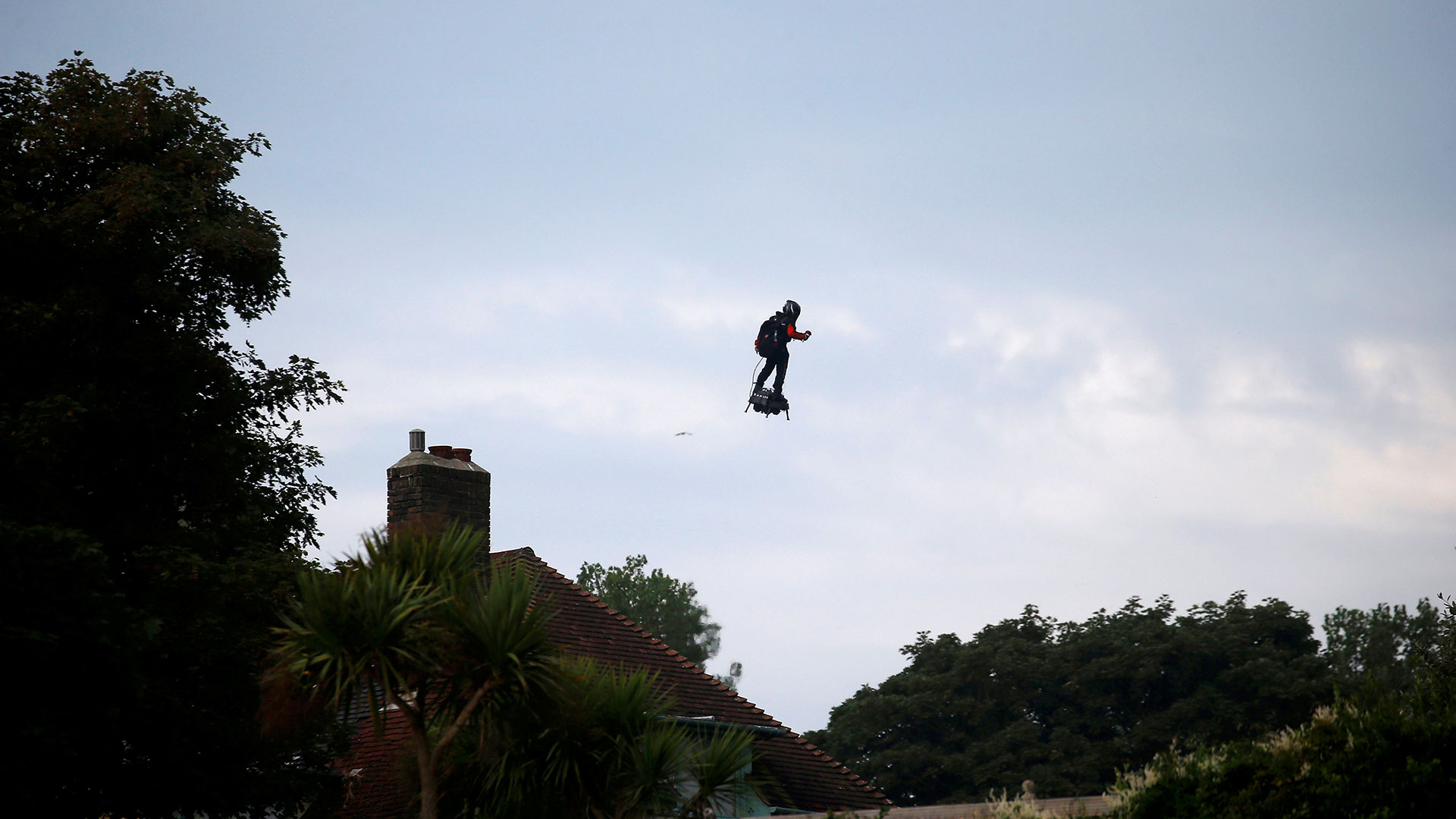 El 'soldado volador' francés Franky Zapata cruza el canal de la Mancha con su tabla voladora