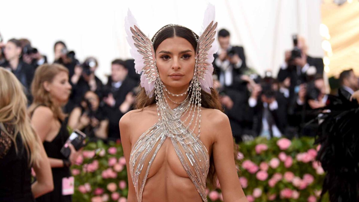 Emily Ratajkowski posa con vello en las axilas para reivindicar todas las formas de feminidad