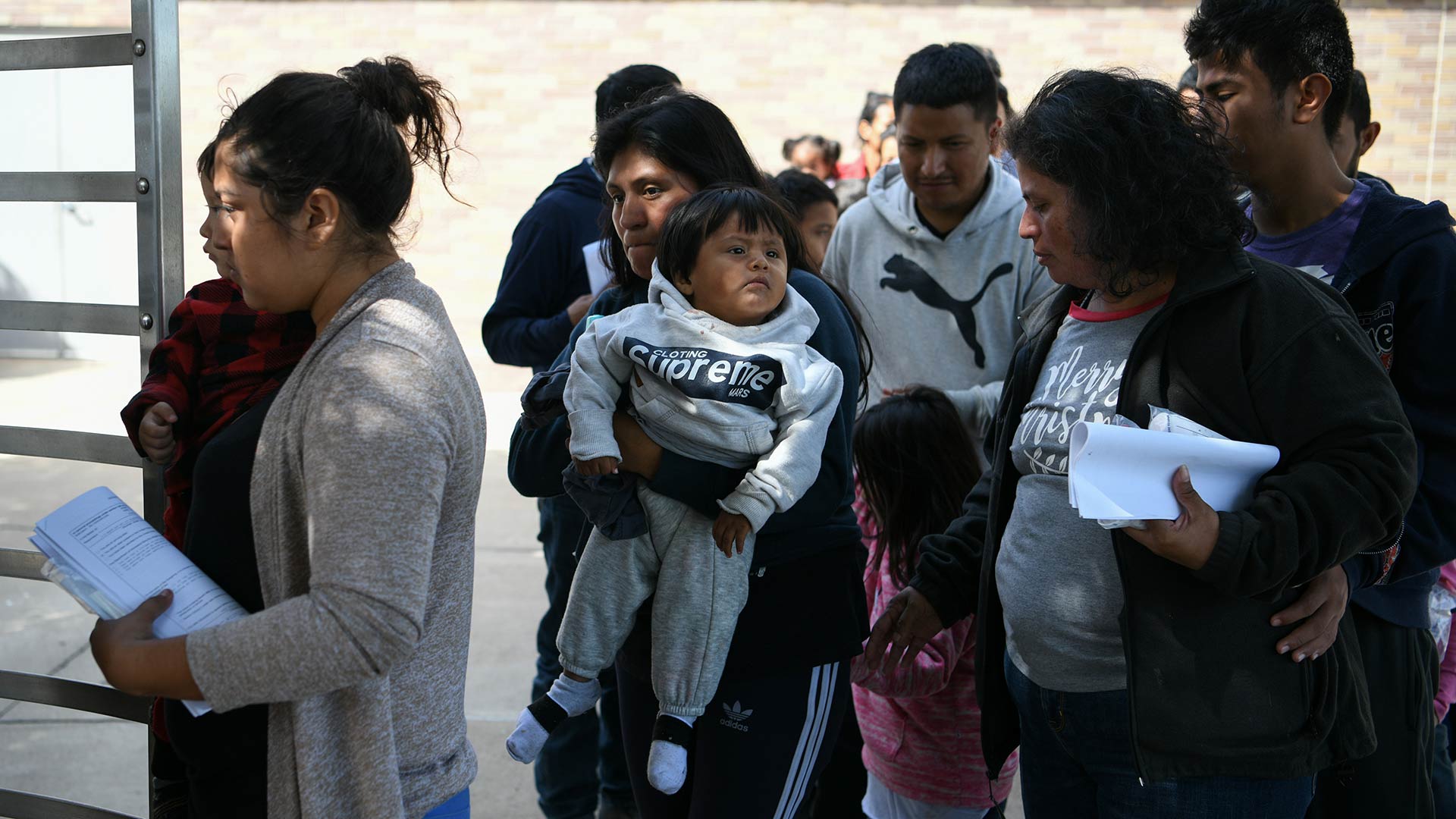 Estados Unidos negará la ciudadanía a inmigrantes que reciban ayudas sociales