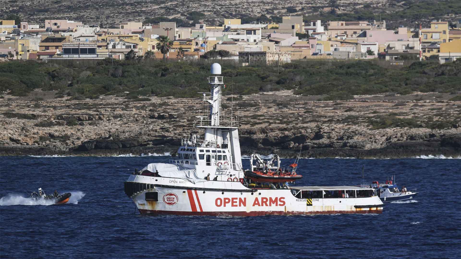 Evacuados otros nueve migrantes del Open Arms por motivos médicos