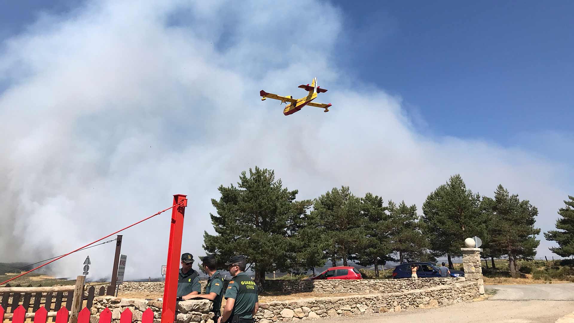 Los bomberos frenan el avance de los dos incendios que amenazan al Parque Nacional de Guadarrama