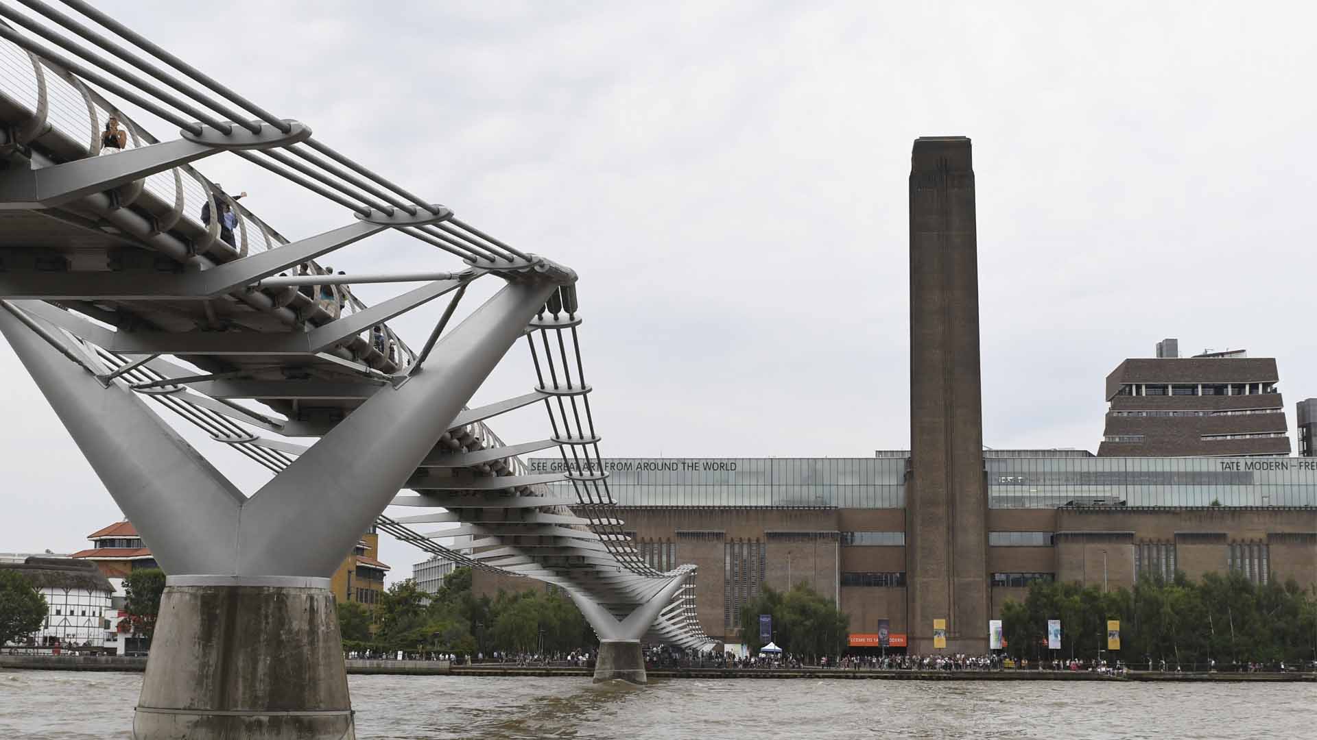 Fuera de peligro el niño al que tiraron desde 10º piso de la Tate Modern de Londres