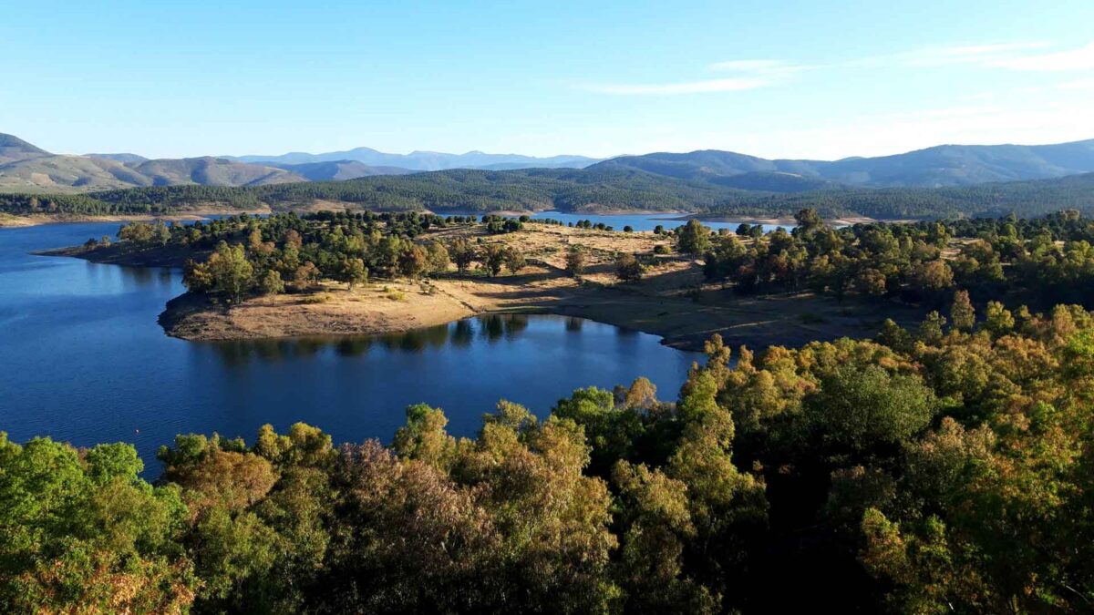 Granadilla, el despoblado inundado por Franco y recuperado gracias al trabajo de 35.000 jóvenes